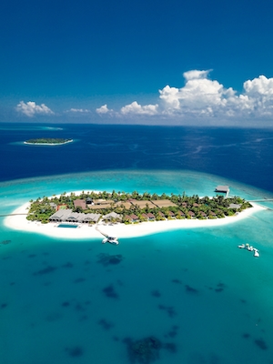 Аэрофотосъемка на Мальдивах, остров в бирюзовом море, белый песок и пальмы 
