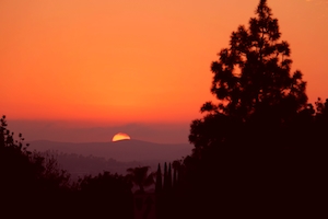 Невероятный оранжевый закат на ранчо, солнце на восходе, градиент на небе, небо и горизонт во время восхода, природа