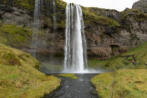 Исландский водопад - Сельяландсфосс, водопад в окружении зеленых растений
