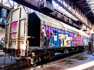 заброшенная фабрика, граффити на вагоне 