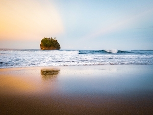 Пляжи Коста-Рики, остров в океане, песчаный пляж на закате 