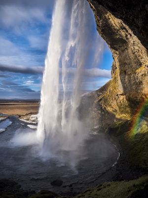 Водопад с радугой в Исландии, водопад, фото Изнутри, фото водопада с другой стороны 