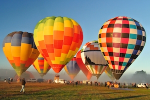 Красочные воздушные шары в полете