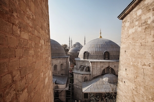 Голубые купола мечети сквозь каменные стены 