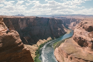 красные скалы каньона, горный пейзаж, небо, река в каньоне 