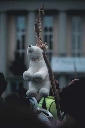 игрушка в виде белого полярного медведя 