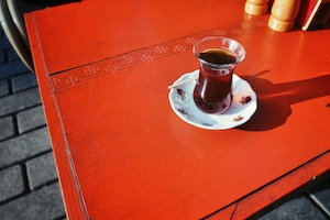 Турецкий чай в колоритной посуде на красном столе 