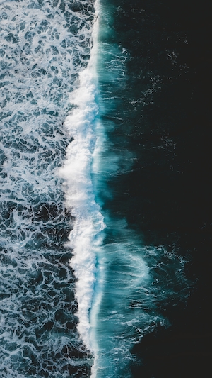 фото морских волн с пеной с высоты