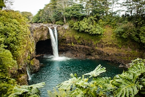 Широкий снимок Рейнбоу Фоллс, Гавайи, водопад в лесу, поток водопада в лесу, большие скалы