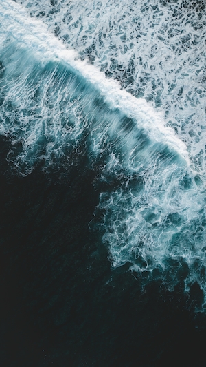 фото морских волн с пеной с высоты