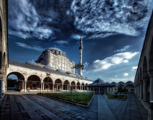 Кадр из двора Стамбульской мечети 