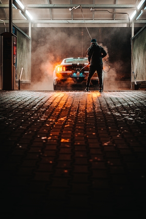 Ford Mustang GT 5.0 Fastback на автомойке ночью, Бентли