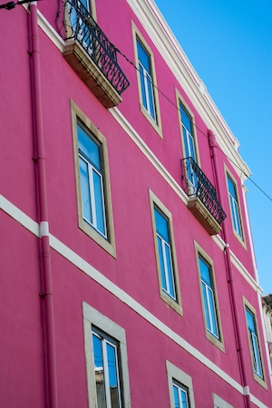 Розовый дом, поднимающийся в голубое небо