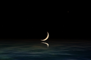 полумесяц, луна на черном фоне, отражение в воде 