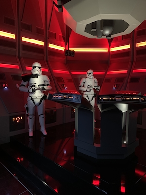 Штурмовики стоят на страже внутри "Звездных войн: Восстание сопротивления" на краю галактики, Голливудские студии, Всемирный курорт Уолта Диснея, Орландо.