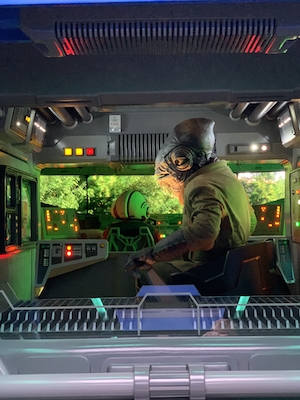 Лейтенант Бек из Сопротивления пилотирует Межсистемный транспортный корабль внутри "Звездных войн: Восстание сопротивления" на краю Галактики, Голливудские студии, декорации площадки из звездных войн 