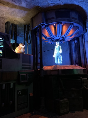 BB8 наблюдает, как Рей передает голограммное сообщение в импровизированной комнате для брифингов в Star Wars: Rise of the Resistance на краю галактики, Голливудские студии, Walt Disney World Resort, Орландо.