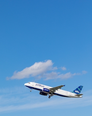 Аэробус A320 авиакомпании JetBlue Airways взлетает, Самолет в небе, поле самолета