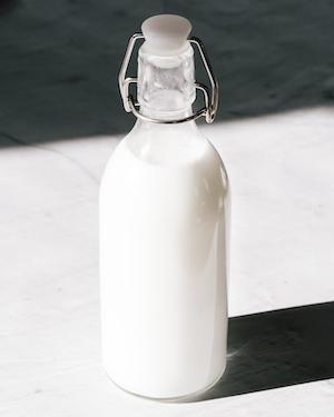 Стеклянная бутылка молока, крупный план 