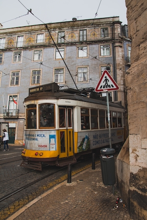 Желтый трамвай на улице, знак дорожного движения