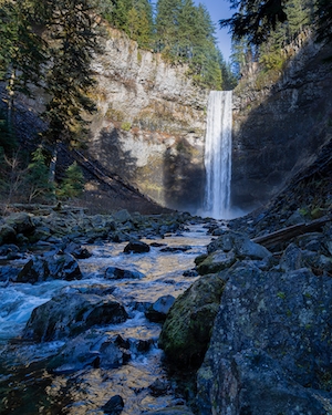 Водопад Брендивайн, водопад в лесу, поток водопада в лесу, большие скалы