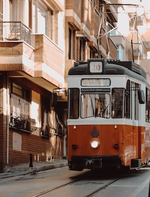Красный трамвай на улице 