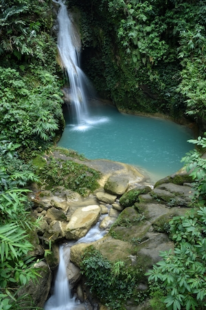 Река-призрак в Непале, водопад в лесу, отвесные скалы, бирюзовый водный бассейн