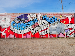 Район искусств, большая стена с граффити 