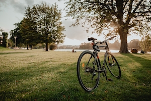  велосипед на закате в парке 