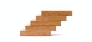 Укладка деревянных блоков как ступенька лестницы на белом фоне