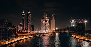 JW Marriott Дубай, ОАЭ, вид с Дубайского канала в Бизнес-Бэй, снимок с витого моста и моста терпимости ночью
