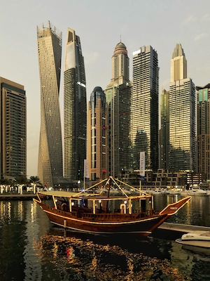 Дубай, ОАЭ, небоскребы с воды