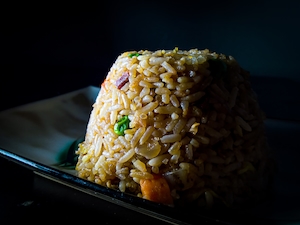 Домашний жареный рис на маленькой тарелке с подсветкой 