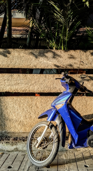 Скутер синего цвета 
