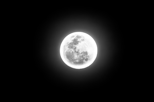 Полная луна с нимбом, крупная луна на черном фоне 
