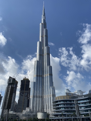 фото небоскреба в Дубае днем