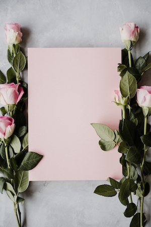 Весенние тюльпаны и розы с розовой открыткой