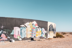граффити на бетонной стене на пляже 