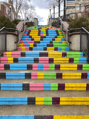 Красочные ступени лестнице на улице города