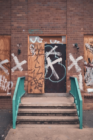 граффити на кирпичной стене, граффити на дверях 