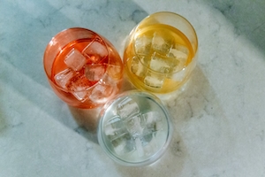Разноцветные коктейли со льдом, фото сверху
