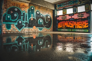 граффити на стенах заброшенного здания 