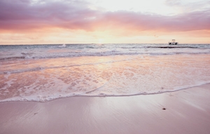 Восход солнца на пляже, песчаный пляж, море, небо 