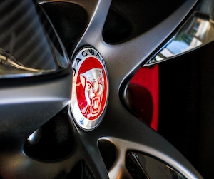 Карбоновое колесо Jaguar с красной эмблемой и тормозным суппортом