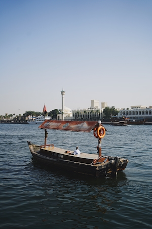 лодка в Дубай Марине днем 