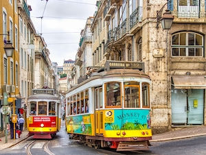 Лиссабон, разноцветные трамваи 
