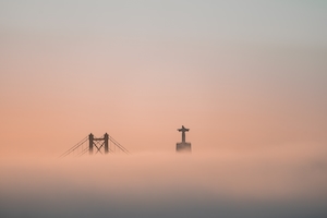 Лиссабонские облака, верхняя часть опор моста 

