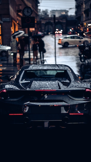 Ferrari на улице Милана