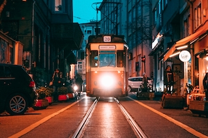 Красные трамваи с фарами ночью