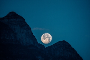 полная луна на небе над горами 